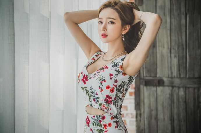 大长腿美女碎花连衣裙红唇性感火辣身材美女诱惑写真