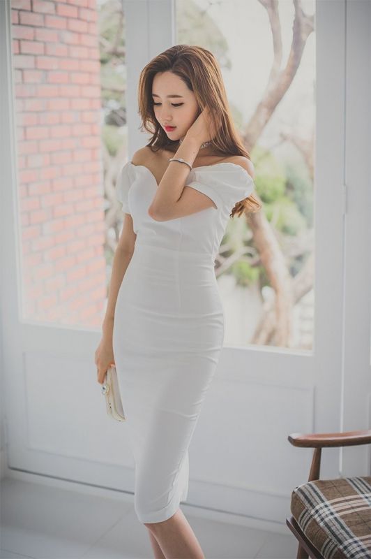 韩国秀气美女李妍静端庄得体礼服露香肩性感美腿摄影写真