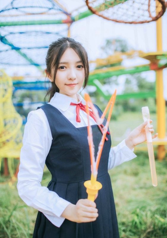 校园天真浪漫学生妹户外阳光俏皮性感街拍唯美写真