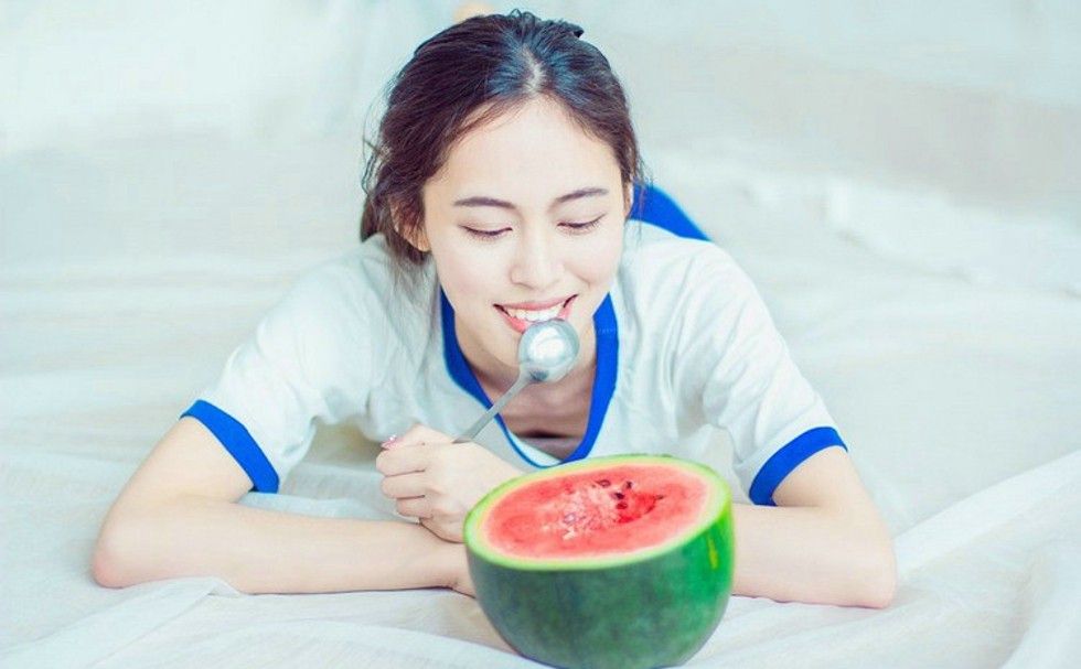 吃西瓜的俏皮可爱美少女唯美清甜夏日性感诱人私房照