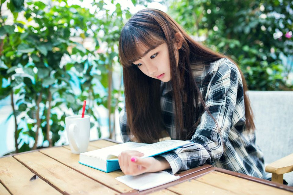 穿格子衬衫的清纯女孩儿长发飘逸写真图片