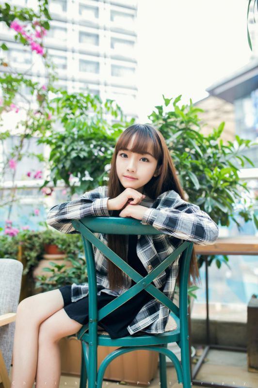 穿格子衬衫的清纯女孩儿长发飘逸写真图片