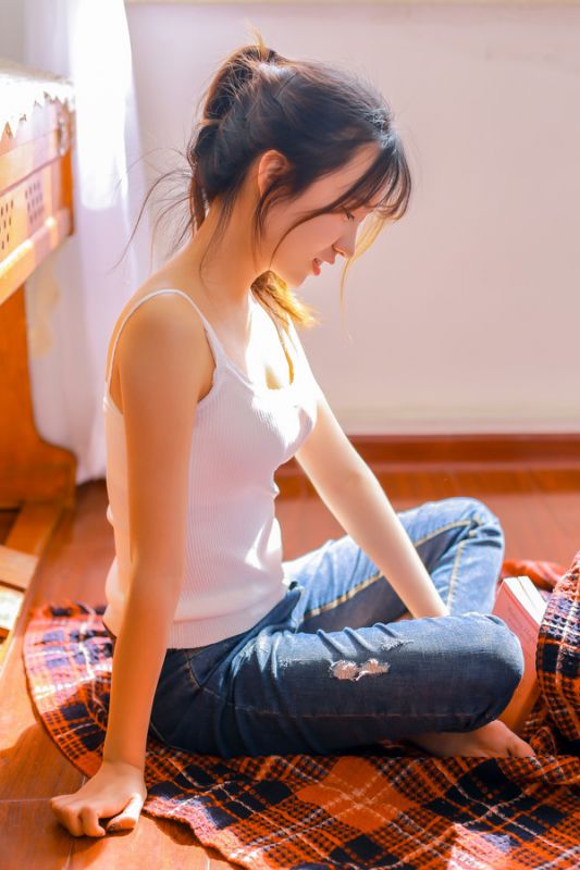 双眼皮大眼睛美少女夏日背心酥胸性感居家牛仔裤美腿写真