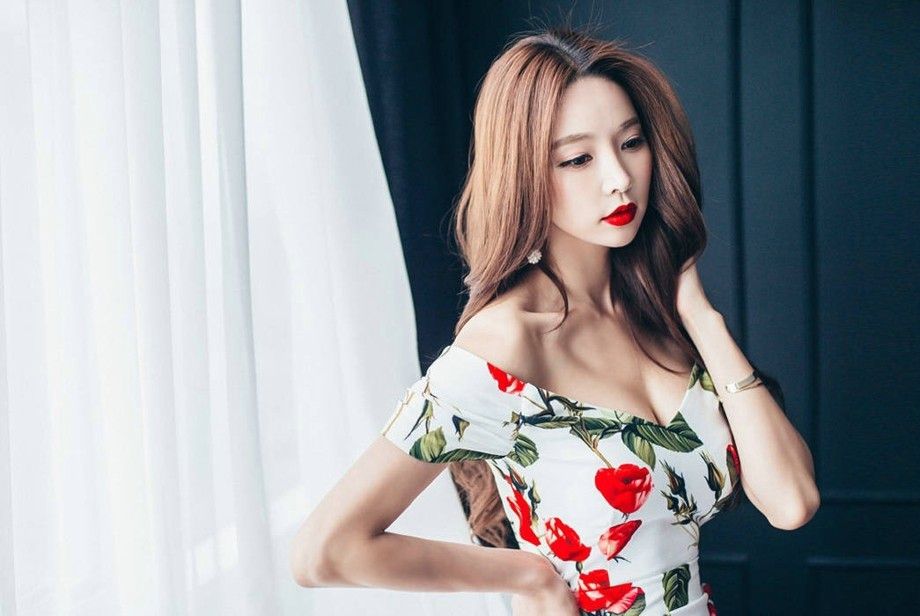 高挑美女碎花长裙秀美腿翘臀妖娆多姿气质出众美女图片