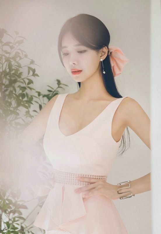 骨感长腿美女丰韵养眼火辣身材暴露事业线美女写真