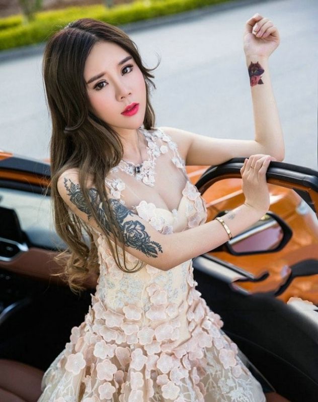 性感大胸美女车模高清美乳诱惑红唇冷艳唯美写真
