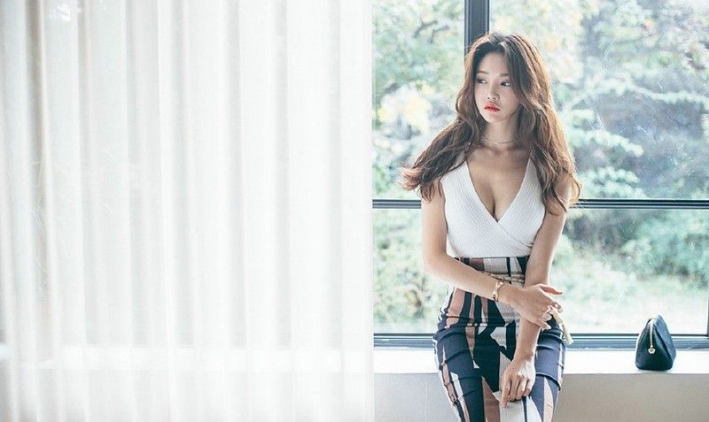 靓丽迷人美模包臀裙性感露胸大秀s曲线摄影写真