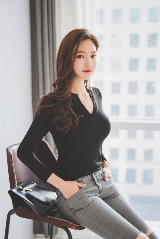豪乳大胸美女牛仔裤大长腿私房优雅气质知性美女写真