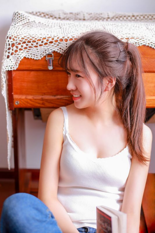 双眼皮大眼睛美少女夏日背心酥胸性感居家牛仔裤美腿写真
