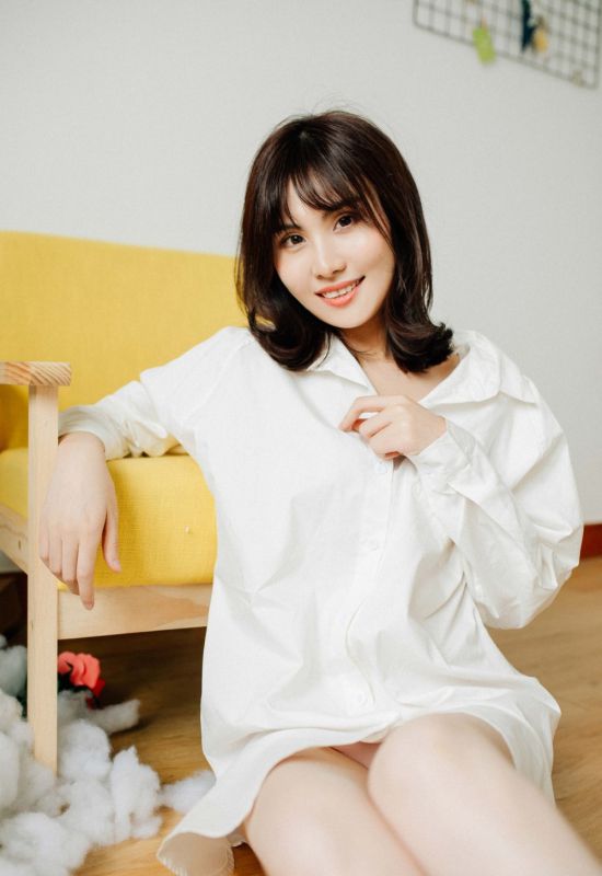 童颜美乳少妇白衬衣小粉内裤美腿私房撩人销魂照片