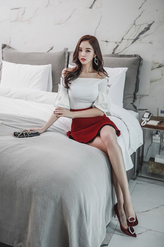 韩国妖娆女神红色百褶短裙美腿性感一字肩酥胸诱人写真