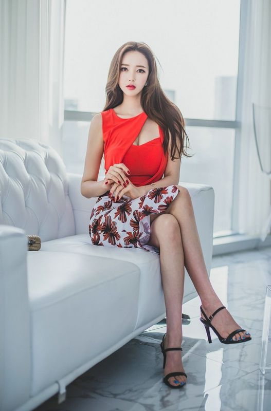 美女露胸装热辣红唇性感酥胸爆乳美腿写真图片