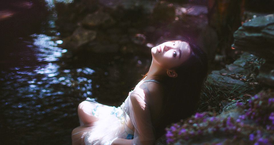 巧遇森林中的精灵少女小溪边仙女裙气质纯美