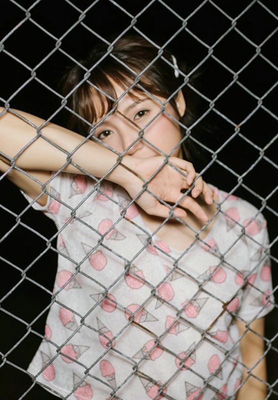 清纯碎花裙妹子迷离眼睛情愫初开性感闺房写真