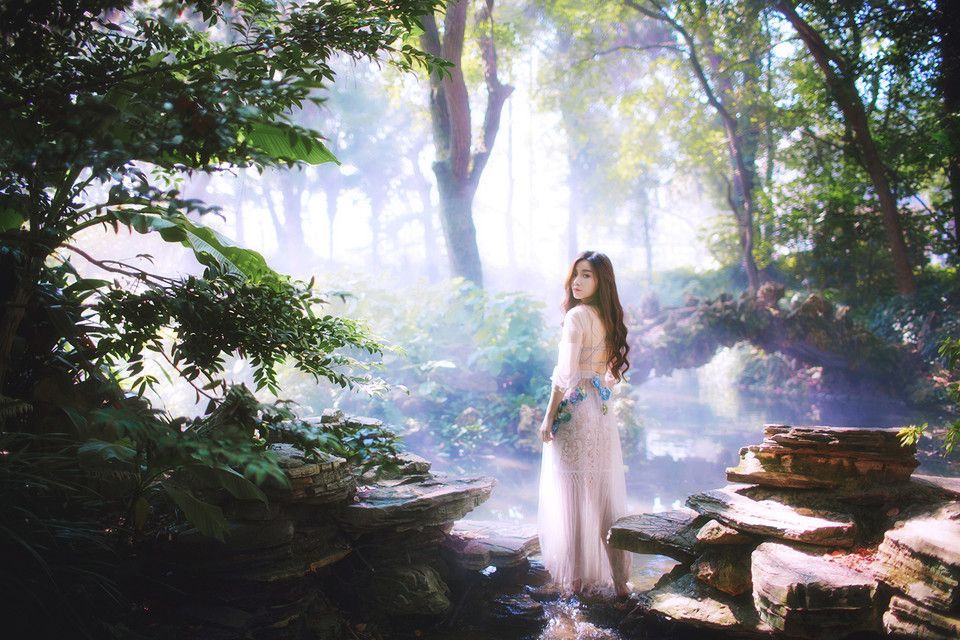 巧遇森林中的精灵少女小溪边仙女裙气质纯美