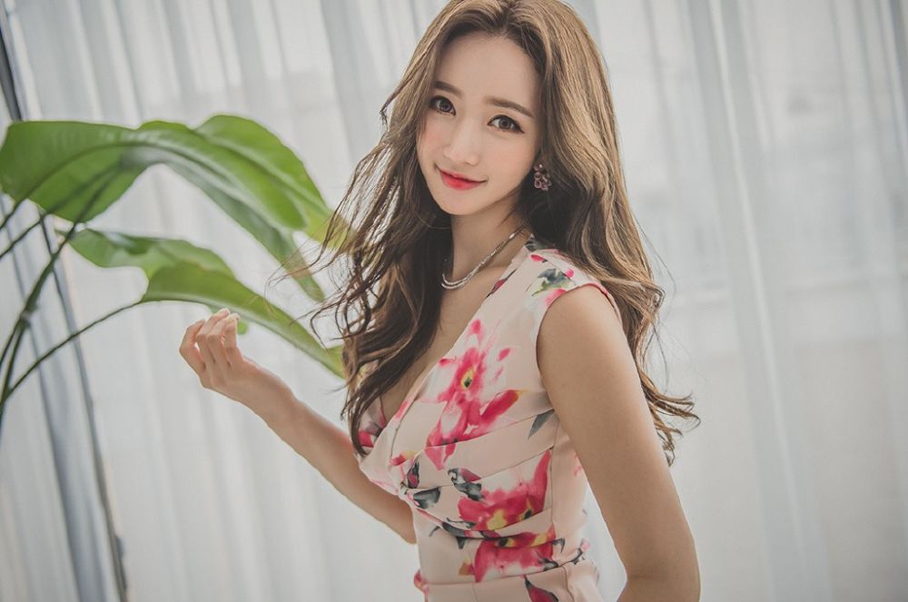 粉色碎花长裙卷发美女模特妩媚撩人性感写真