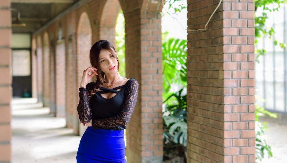 台湾大长腿妹子蕾丝内衣丰乳美臀蓝色包臀裙户外妖娆多姿写真