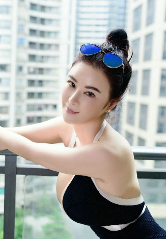 成熟御姐黑色比基尼豪乳翘臀诱惑妩媚私房性感写真