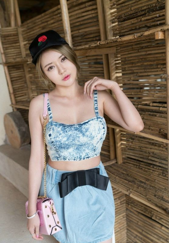 短发女神牛仔裙酥胸爆乳傲人身姿性感美女旅拍图片