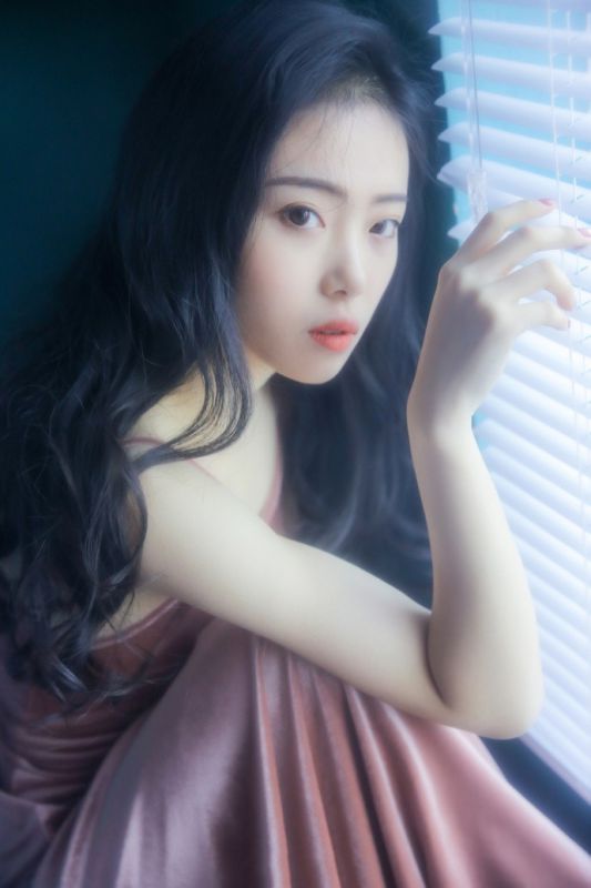 宅男女神清澈大眼性感娇嫩吊带裙清纯甜美摄影写真