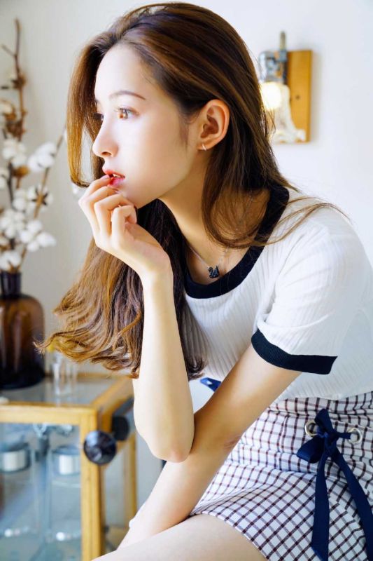 性感卷发女神运动服爆乳大奶勾魂魅惑情趣大胆人体艺术摄影