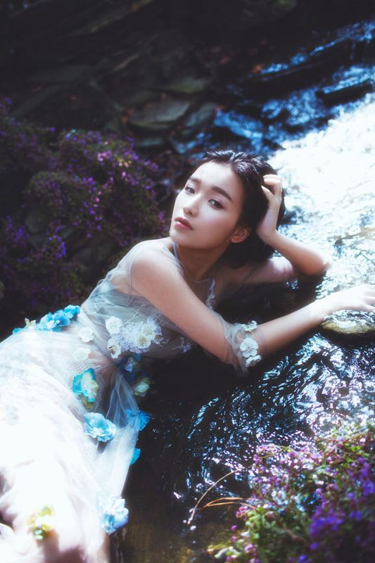 巧遇森林中的精灵少女小溪边仙女裙气质纯美