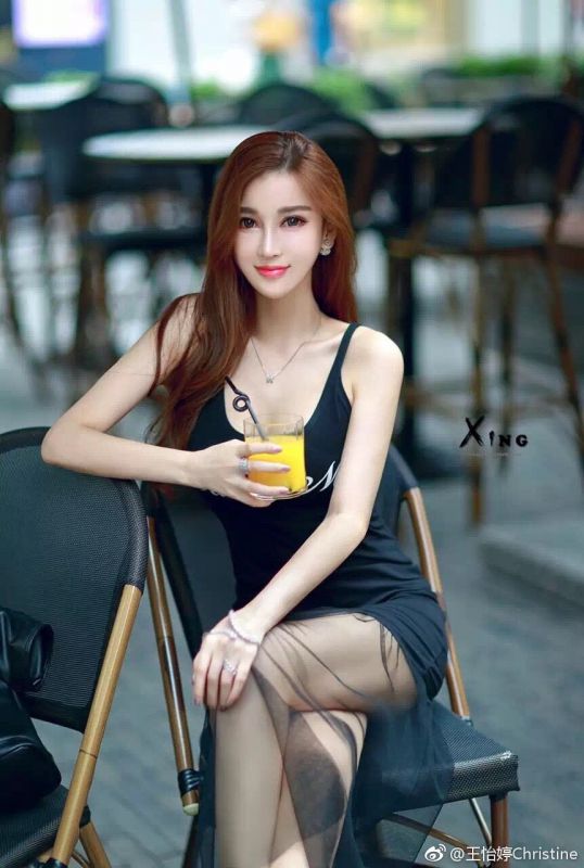 清纯美女王怡婷微博街拍写真