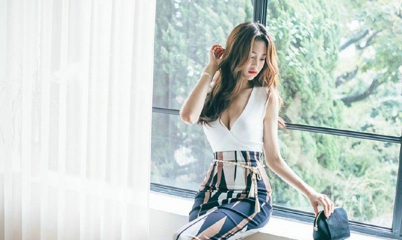 靓丽迷人美模包臀裙性感露胸大秀s曲线摄影写真