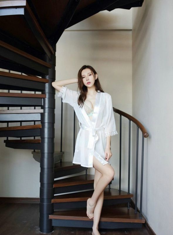 内衣少妇美乳白皙肌肤蕾丝睡衣楼梯处长腿销魂写真