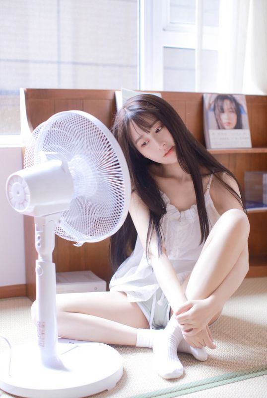 00后标致少女白色吊吊带居家小性感清新纯真唯美写真