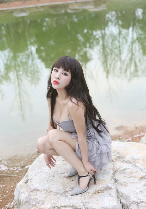 豪乳翘臀美女公园长椅卧姿迷人诱惑写真