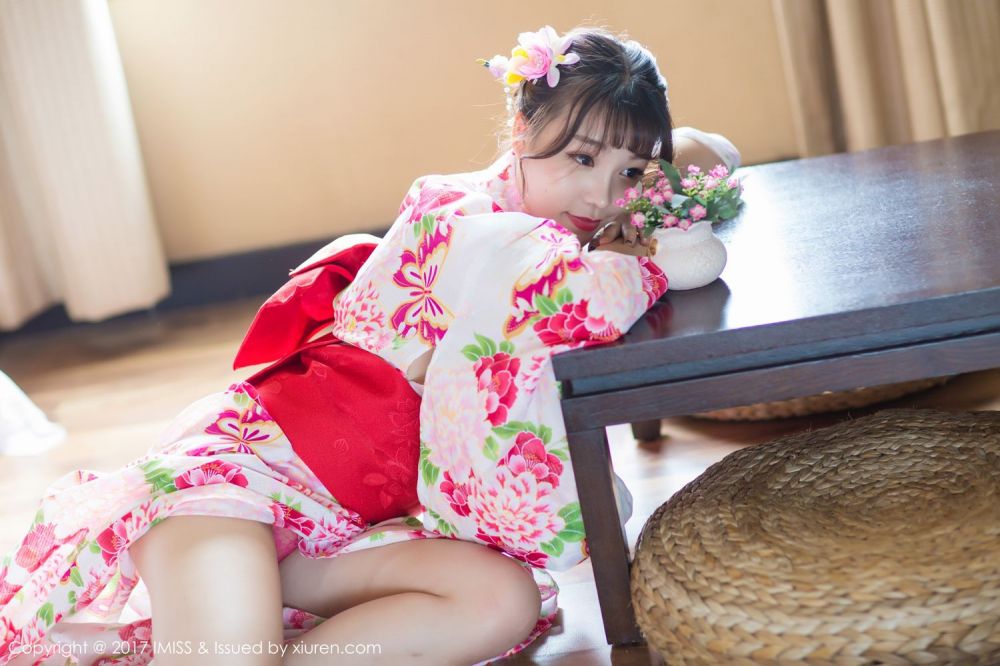 青涩美女芝芝Booty日系和服迷你比基尼