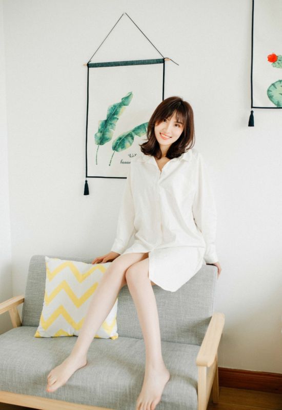 童颜美乳少妇白衬衣小粉内裤美腿私房撩人销魂照片