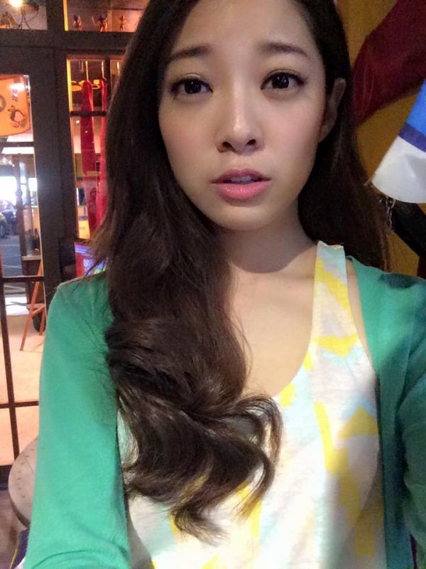 台湾美女周颖立自拍美照甜美迷人