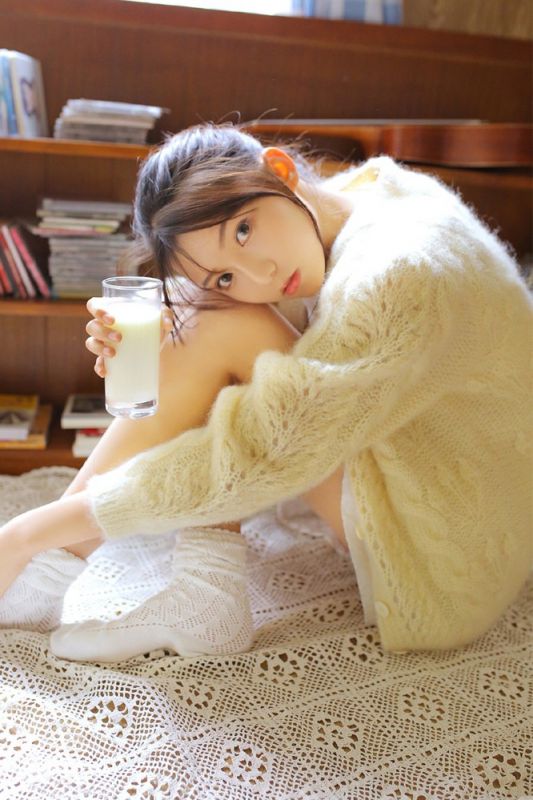 纯嫩白黄毛衣美少女喝牛奶居家长腿性感诱人图片