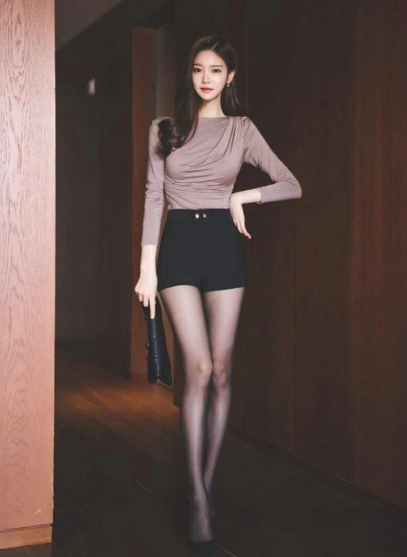 知性美女姐姐肉丝袜大长腿超性感露香肩美艳私房照