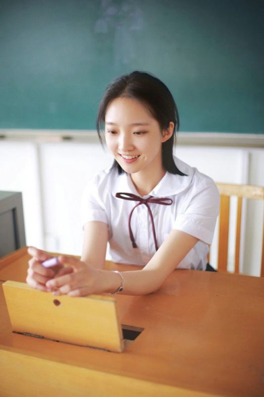 梨涡甜美女学生妹教室学生制服清纯靓丽高清写真