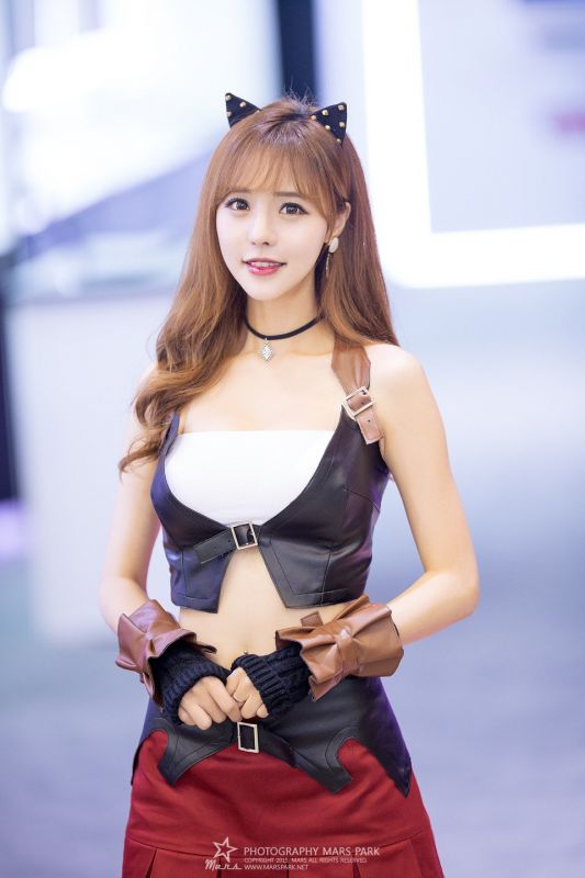 韩国美女徐珍儿短裙写真丰满迷人