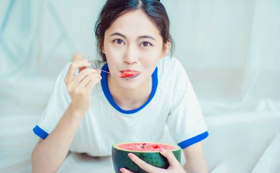 吃西瓜的俏皮可爱美少女唯美清甜夏日性感诱人私房照