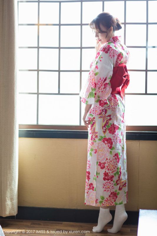 青涩美女芝芝Booty日系和服迷你比基尼