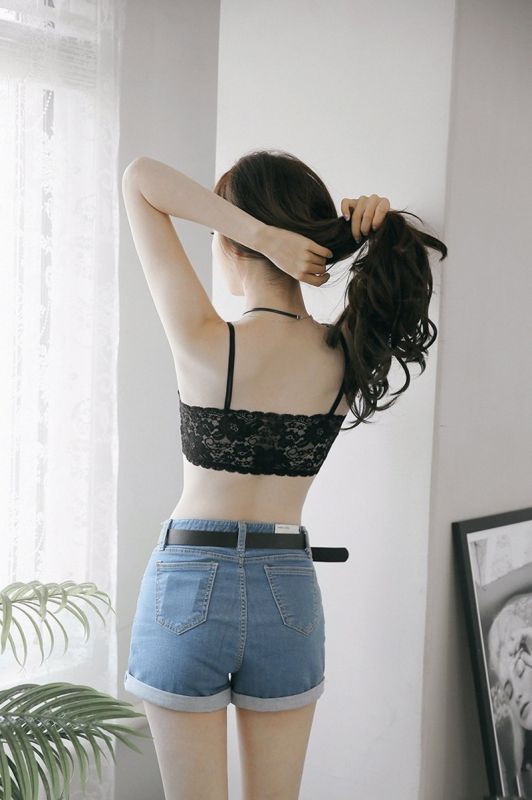 气质美女热辣露背装性感身姿超短裤秀白皙长腿美女私房照