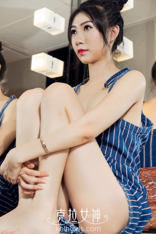 美女嫩模小鹿吊带短裙写真白嫩迷人