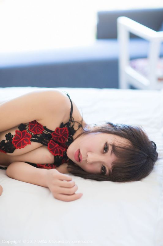爱蜜社模特夏笑笑黑丝吊带写真美臀诱人