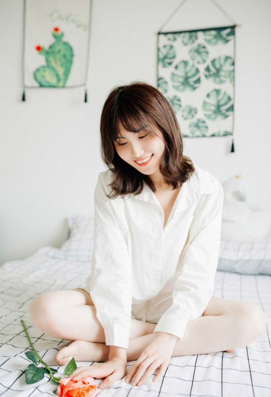 童颜美乳少妇白衬衣小粉内裤美腿私房撩人销魂照片