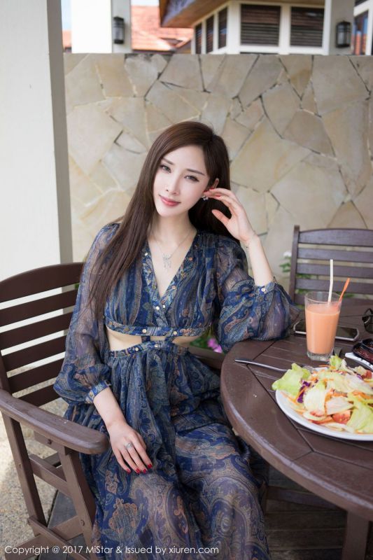 沙滩女神周妍希比基尼诱人写真