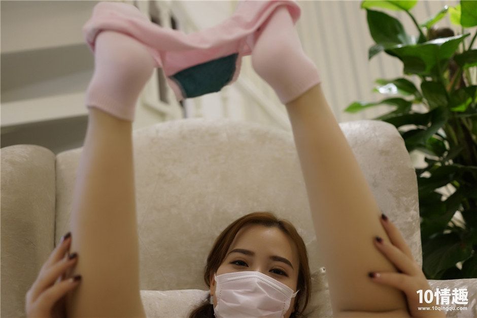 幼女吊带衫露乳肥臀沙发上性感风流诱惑写真套图