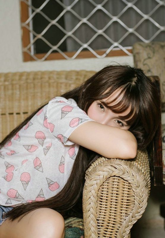 清纯碎花裙妹子迷离眼睛情愫初开性感闺房写真