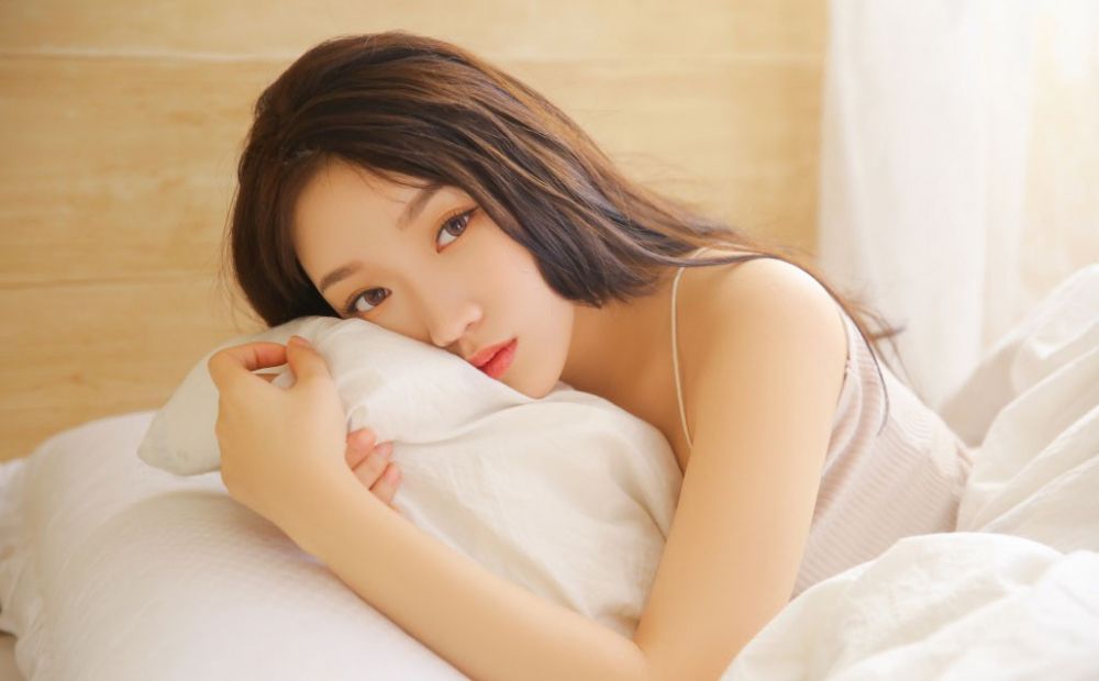 极品深V低胸美乳美女私房性感白皙长腿写真