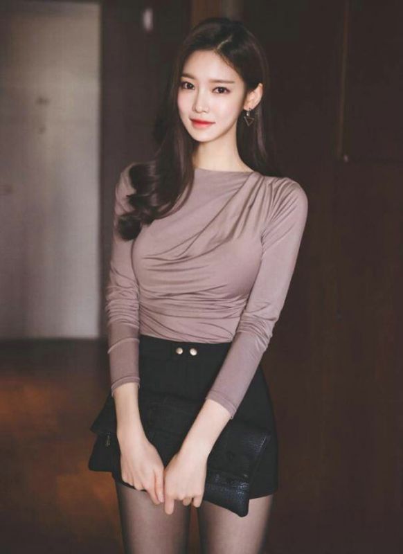 知性美女姐姐肉丝袜大长腿超性感露香肩美艳私房照