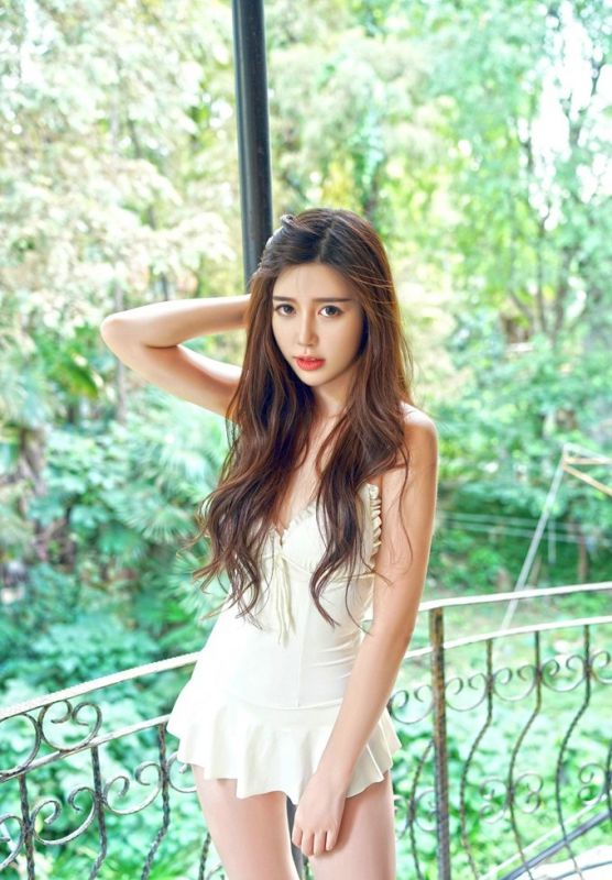 清纯美女低胸装白色吊带泳衣户外大胆写真图片